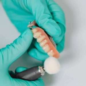 Limpeza de próteses dentárias e manutenção de implantes